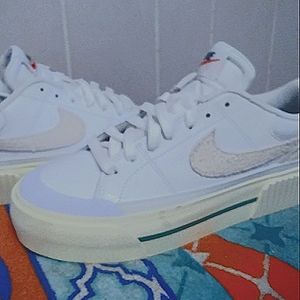 Nike Women's Court Legacy Lift , green trim, NEVER WORN, Sz 6.5